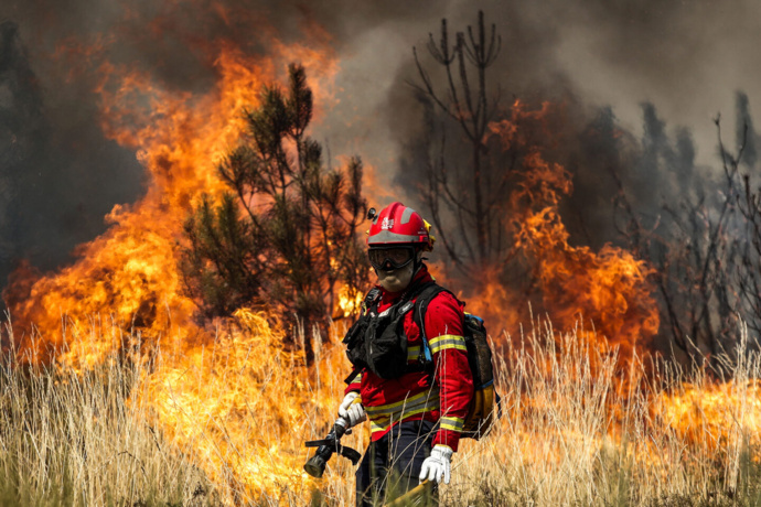 Imagem que ilustra um bombeiro a tentar combater um incêndio